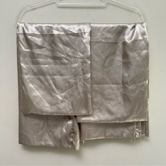 Set of Satin Beige Pillowcases - Picture 2 of 5